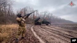 俄罗斯国防部2025年1月16日发布的照片显示,一名俄罗斯士兵在乌克兰一个未披露的地点保护“格勒”自行多管火箭发射器的阵地不受无人机袭击。