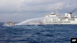 菲律宾船只2023年12月10试图为坐滩在菲律宾专属经济区内的第二托马斯浅滩(Second Thomas Shoal,中国称仁爱礁)上的军舰提供补给时,遭中国海警船撞击并发射水炮。