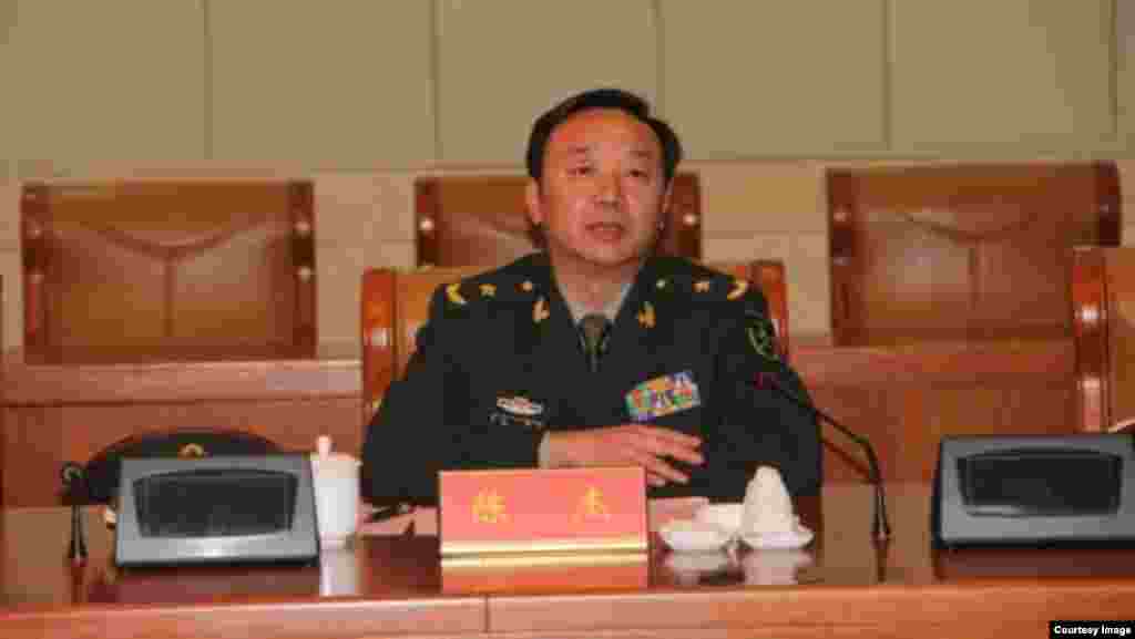 总部设在广东惠州的解放军第42集团军政委陈杰少将 (苹果日报图片)。2016年12月25日,中国人大常委会宣布陈杰“因故死亡”,代表资格终止,没表示哀悼他,但同时悼念一位病故的人大代表 。此前,8月海外媒体曾报道中国少将陈杰自杀。 陈杰是中国军队原总后勤部政委张文台上将的女婿。总后勤部是中国军中腐败的重灾区。