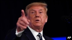 美国总统特朗普8月7日在新泽西特朗普国家高尔夫俱乐部对媒体发表讲话。