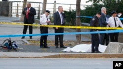 纽约当局在自行车道开车撞人事件的现场进行调查。(2017年10月31日)