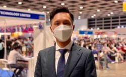 国际移民及置业博览总监谢沛豪表示,部份港人对落实移民计划仍抱观望态度,加上英国等国家的疫情较香港严重,估计港人移民潮的高峰期会在一年至一年半之后才出现 (美国之音/汤惠芸)