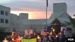 朝鲜自由联盟在中国驻美大使馆外举行烛光守夜活动,呼吁中国停止遣返朝鲜人