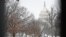 Anggota Garda Nasional terlihat melalui pagar dalam batas aman yang mengelilingi lapangan US Capitol di Washington, DC pada 31 Januari 2021. (Foto: AFP)