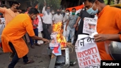 印度执政党的支持者今年6月19日在一次针对中国的抗议活动中焚烧中国领导人习近平的画像(路透社)。