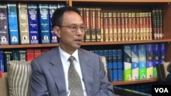 台湾外交部西亚及非洲司司长陈俊贤向媒体说明此次事件(美国之音易林拍摄)