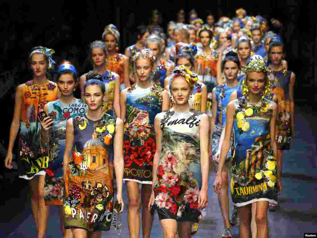 意大利奢侈品牌杜嘉班纳(Dolce&Gabbana)在米兰的时装表演(2015年9月27日)。杜嘉班纳原计划在上海举行“致敬中国”的时装秀,但近期在推广工作中被指辱华,深陷舆论风暴,其策划已久的上海大秀被迫取消。