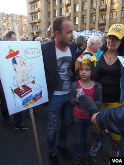 2014年9月莫斯科反战游行中,示威者手举标语反对普京试图控制乌克兰。(美国之音白桦拍摄)