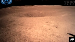 新华社发布的来自中国航天局的照片显示了嫦娥四号发回的第一张月球背面的图片,2019年1月3日。