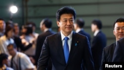 日本新任防卫相木原稔在东京日本内阁重组的日子里走进首相府。(2023年9月13日)