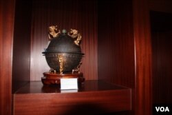 香港立法会内精美艺术品没有被动的迹象 (美国之音记者申华拍摄)