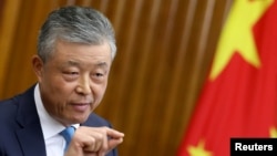 资料照片:时任中国驻英国大使的刘晓明在伦敦举行的记者会上讲话。(2019年8月15日)