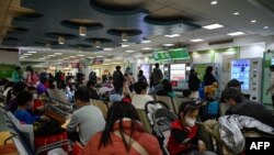 北京一家儿童医院候诊室内挤满患病儿童和家长。(2023年11月23日)