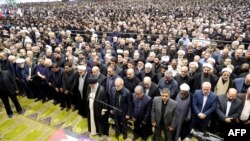 伊朗最高领袖哈梅内伊办公室发布照片显示,哈梅内伊(中)在已故哈马斯领导人哈尼亚的葬礼上带领祈祷。(2024年8月1日)