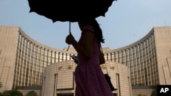 中国央行2015年8月门前景象(美联社)