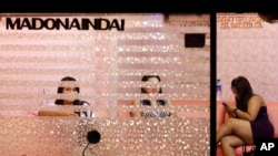 印尼泗水多莉红灯区等待顾客的性工作者。(2014年6月19日资料照)