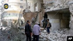 救援人员在叙利亚城市阿勒颇西部遭受空袭的地区(2016年9月21日)