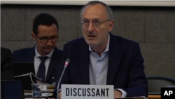 瑞士驻世贸组织大使钱柏威2018年7月11日在世贸组织会上发言(美联社)