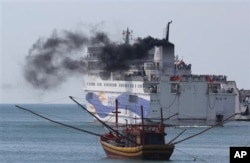 2014年5月越南发生排华骚乱后中国政府撤侨,中国工人乘船离开越南