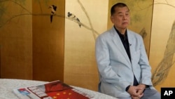 香港传媒大亨黎智英在接受采访时,身旁摆放了一份2020年7月1日的《苹果日报》。(资料照片:2020年7月1日)