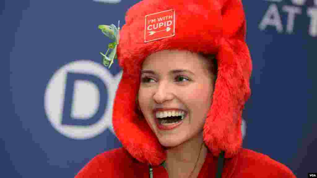 在华盛顿情人节参加丘比特长跑，为儿童肿瘤基金会募捐的女子（2017年2月）