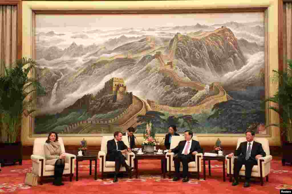 2018年1月9日,法国总统马克龙在北京人民大会堂会见中国人大委员长张德江。马克龙还会见了中国总理李克强,但没会见中国副主席李源潮,而上次川普总统访华时,李源潮也没出来。