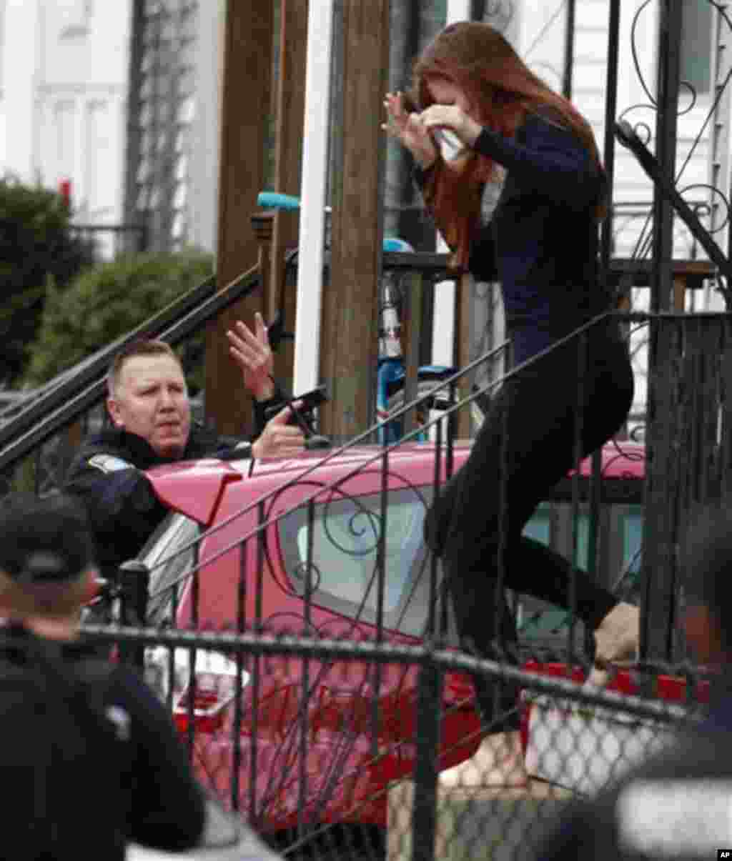 Cảnh sát yêu cầu người phụ nữ trong căn nhà ở Watertown, Massachusetts bước ra ngoài tìm chỗ ẩn náu trong lúc cảnh sát bao vây khu phố để tìm nghi can 'nón trắng' trong vụ nổ ở Boston.