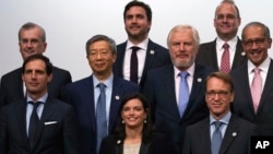 20国财长和央行行长星期天(6月9日)在日本福冈合影。图片来源:美联社