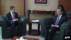 资料照:2015年12月9日,时任美国国务院副国务卿的布林肯在巴基斯坦伊斯兰堡会见中国外长王毅。