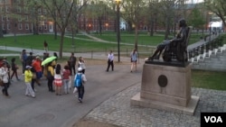 中国游客参观哈佛大学(资料照)