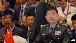 2015年11月4日，中国国防部长张万全（右）在马来西亚吉隆坡举行的东南亚国家联盟（ASEAN）国防部长会议开始之前就座。