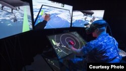 一名美国海军上尉体验美国海军的混合现实实验室(图片来源: US Navy)