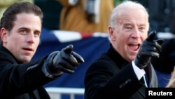 资料照:美国前副总统拜登与儿子亨特·拜登(左)