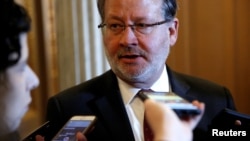 资料照片:联邦参议员彼得斯在国会接受记者的采访(2018年1月22日)