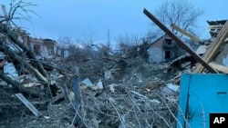乌克兰克里维里赫地区的民房遭俄罗斯导弹袭击被毁。(2024年1月8日)