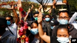 缅甸民众集会,打出三指礼的手势,抗议军方发动政变。(2021年2月5日)