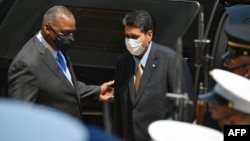 美国国防部长奥斯汀(左)在华盛顿五角大楼欢迎帕劳总统惠恕仁。