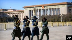 几名戴着口罩的中国武警士兵在北京天安门广场列队行走。(2020年2月4日)