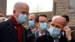 美国和加拿大驻华大使馆负责人2021年3月22日来到庭审加拿大前外交官康明凯Michael Kovrig的北京法院外（路透社）