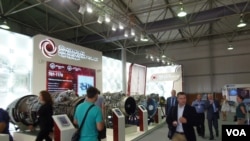 2014年莫斯科武器展上的俄罗斯各种型号航空引擎。(美国之音白桦拍摄)