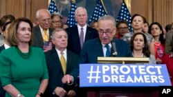 Lãnh đạo đảng Dân chủ tại Hạ viện, bà Nancy Pelosi (trái), và Lãnh đạo đảng Dân chủ tại Thượng viện Chuck Schumer, ngày 6/9/2017.