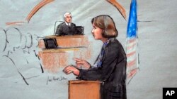 Trong bản vẽ phác họa phiên xử này, luật sự biện hộ Judy Clarke phát biểu lời mở đầu trước thẩm phán George O'Toole Jr., hôm thứ Tư, 4/3/2015.