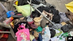 Barang-barang pribadi para penumpang yang terinjak-injak di stasiun kereta api malam sebelumnya, tergeletak di peron di New Delhi, India, Minggu, 16 Februari 2025.