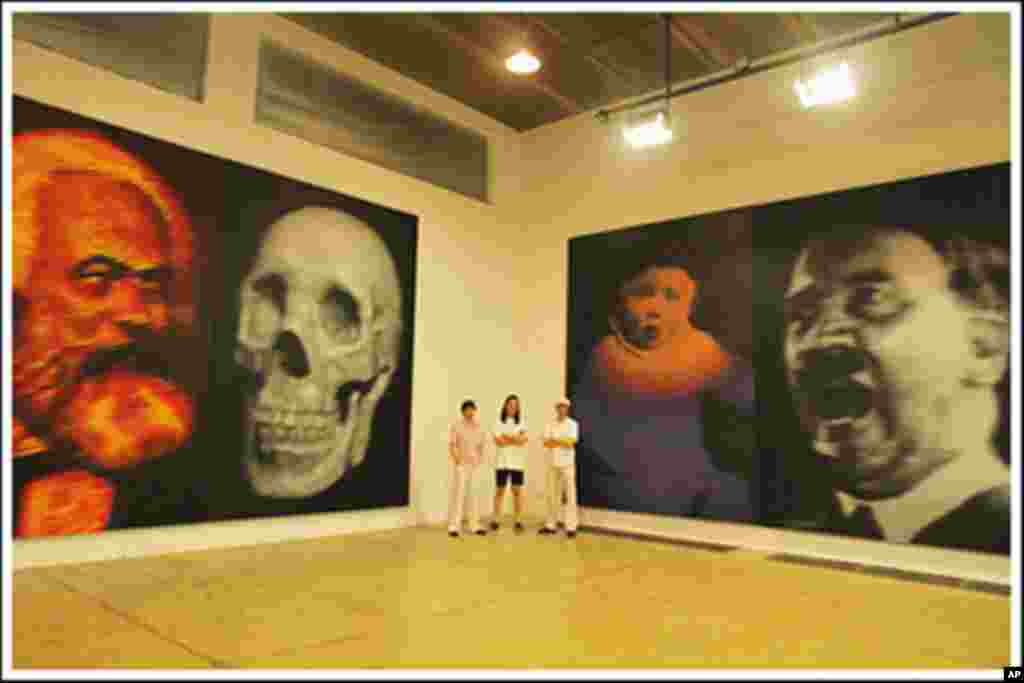 中国画家高氏兄弟画的马克思和骷髅的双肖像,象征二十世纪共产主义给人类带来的死亡和奴役。肖像旁边有希特勒像。