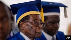 津巴布韦总统穆加贝星期五主持一家大学的毕业典礼