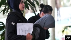 被告印尼人茜蒂艾莎2018年6月27日被带到马来西亚高等法院(美联社)