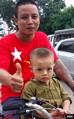 民盟粉丝之父子档。(美国之音朱诺拍摄)