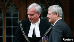 2014年10月23日加拿大总理哈珀(右)和下议院警卫官凯文·维克斯握手