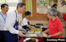 张志军和老人用餐(陆委会提供)