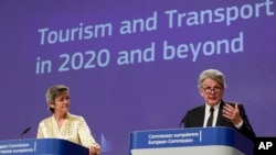 Phó Chủ tịch Ủy hội Châu Âu Margrethe Vestager, trái, và Ủy viên thị trường nội bộ khối EU Thierry Breton tại một cuộc họp báo về du lịch tại trự sở EU ở Bruxelles, ngày 13/5/2020.